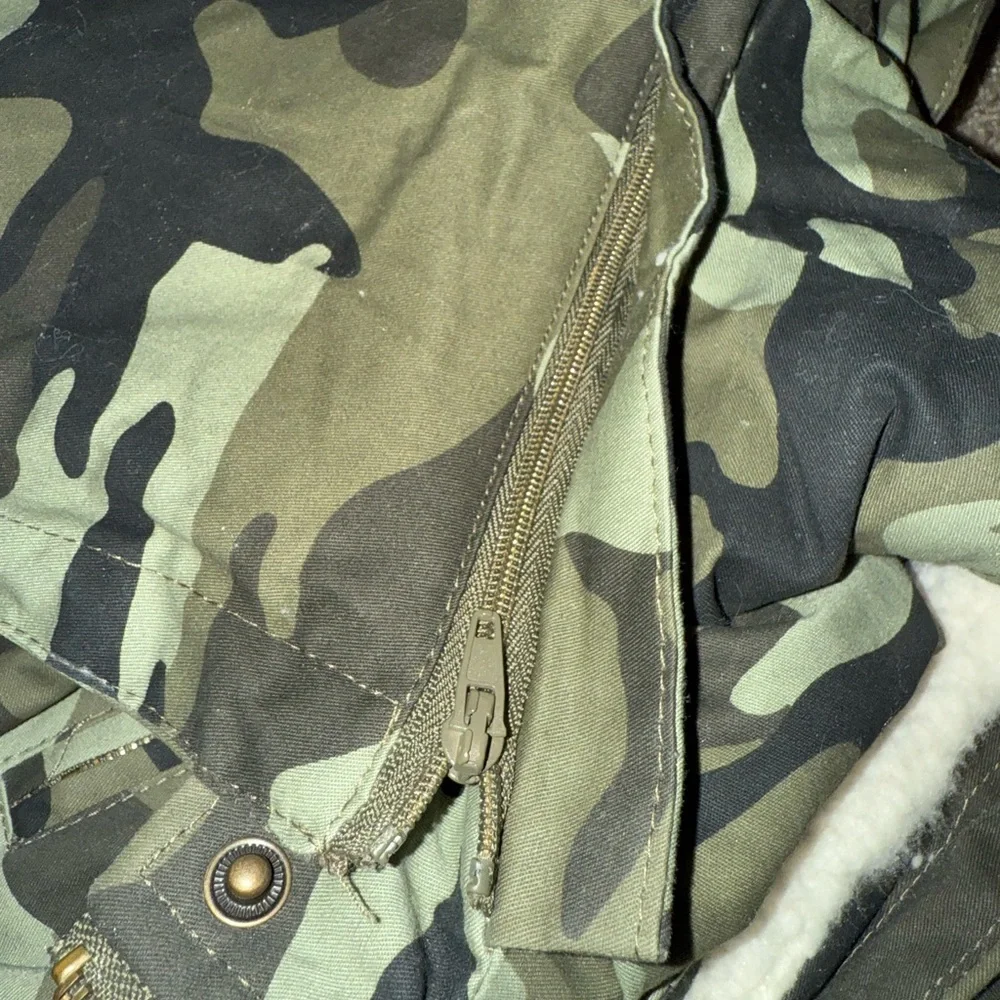 Camouflage Sherpa-Lined Hooded Camo Vest (Olive) size Medium